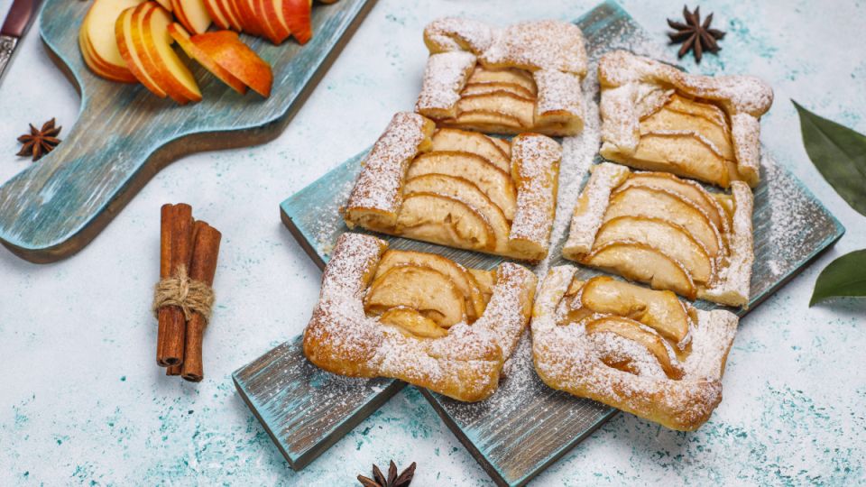 Вкуснейшие слойки с яблоками из готового теста за 10 минут: быстро и вкусно Вкуснейшие слойки с яблоками из готового теста за 10 минут: быстро и вкусно