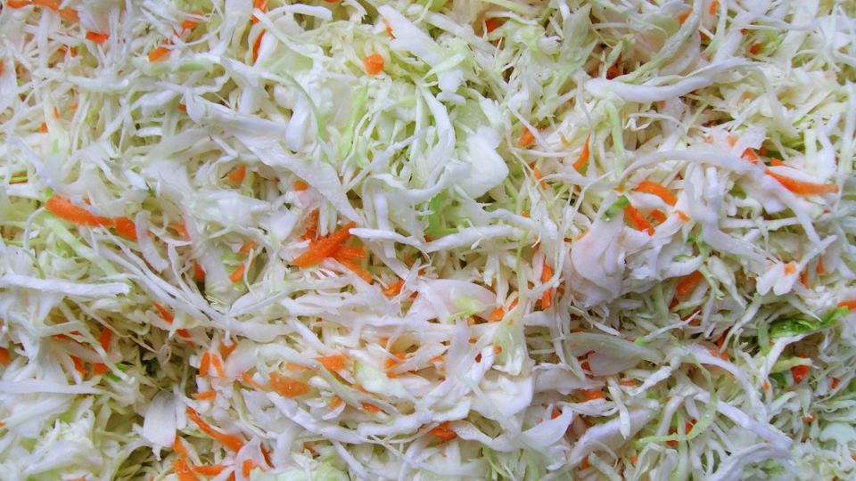 Вкус квашеной капусты в банке по-новгородски проверен временем Вкус квашеной капусты в банке по-новгородски проверен временем