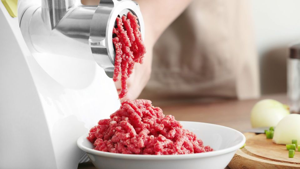 Готовый фарш сам вылетит из мясорубки: вот как быстро измельчить свинину и курицу Готовый фарш сам вылетит из мясорубки: вот как быстро измельчить свинину и курицу
