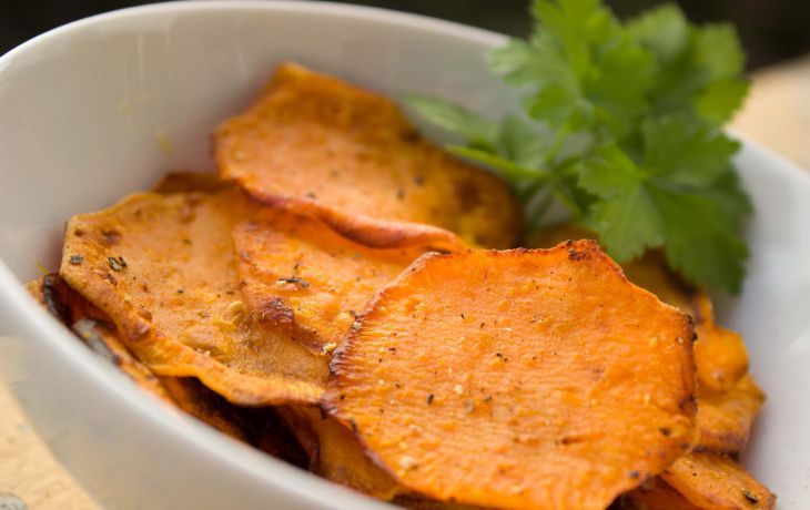 Чипсы в микроволновке за 5 минут: простой рецепт вкусной и хрустящей закуски Чипсы в микроволновке за 5 минут: простой рецепт вкусной и хрустящей закуски
