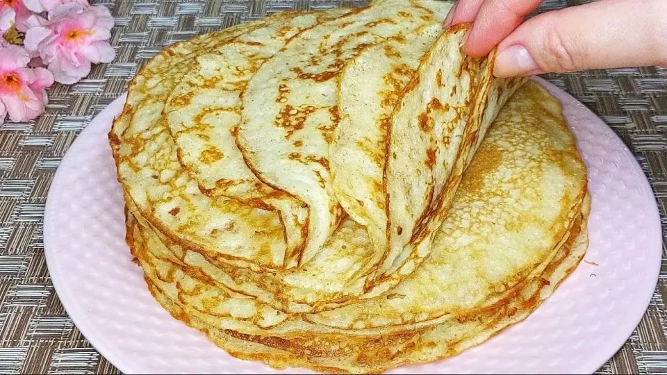 Беру манку и кефир — готовлю завтрак для всей семьи: пышные
и ажурные блинчики — получатся у всех