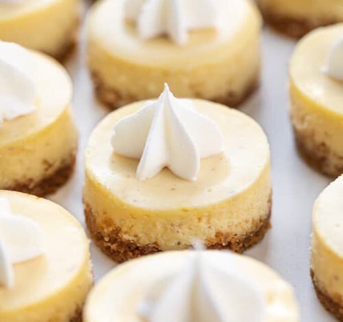 Нежные мини-чизкейки с гоголь-моголем: идеальный десерт для праздничного угощения