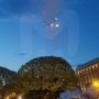 Салют от питерских выпускников прямо у Исаакия только что закончившие школу зумеры после официальной линейки замутили импровизированную тусу на Малой Морской посреди толпы, сообщили очевидцы