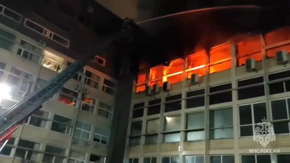 #Петербургскиеспасатели тушат пожар в производственном здании на Кондратьевском проспекте, 72
