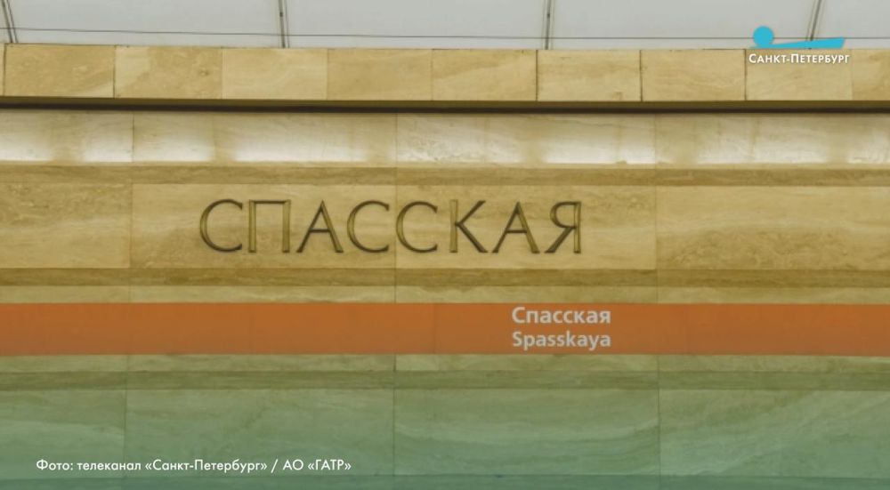 На «оранжевой» линии метро случилось ЧП. Из-за падения пассажира на рельсы между станциями «Спасская» и «Горный институт» остановлено движение