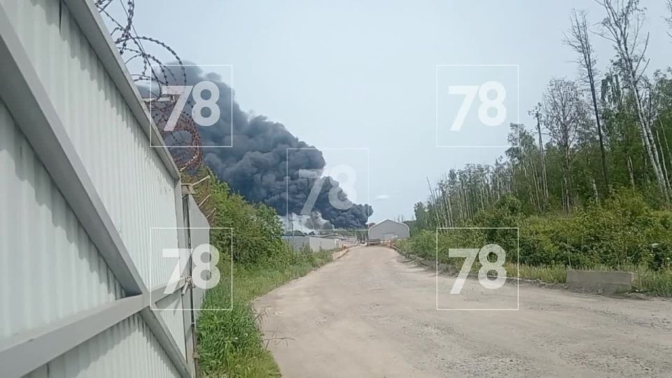По предварительным данным, пожар произошёл на лакокрасочном заводе «Пигмент»