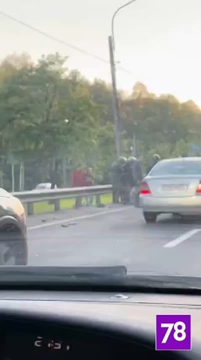 Байкера пришлось реанимировать прямо на дороге после ДТП на Приморском шоссе