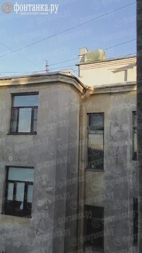 Петербургские бездомные захотели романтики и установили себе на крыше Восстания, 32 палатку