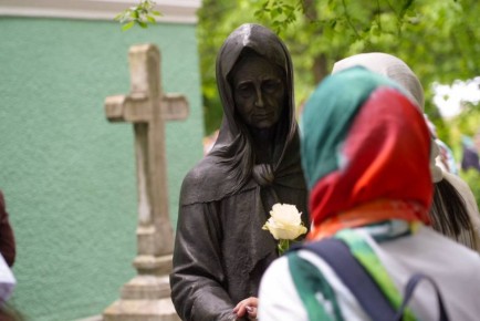 В день канонизации святой блаженной Ксении Петербургской Председатель Заксобрания Александр Бельский возложил цветы к её могиле на Смоленском кладбище