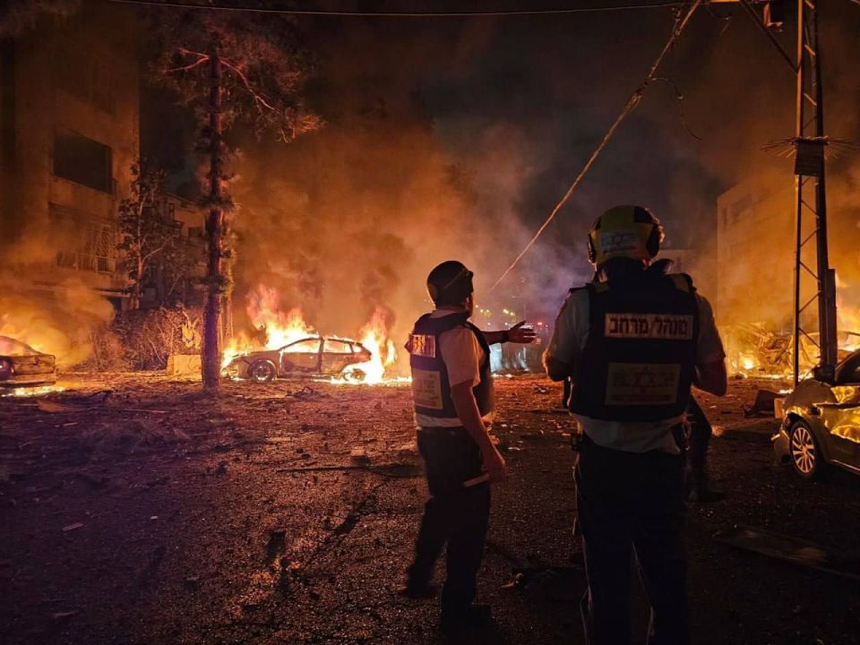 Израиль сообщил, что вечерняя атака Ирана составила около 30 скоростных ракет, часть из которых достигли своих целей