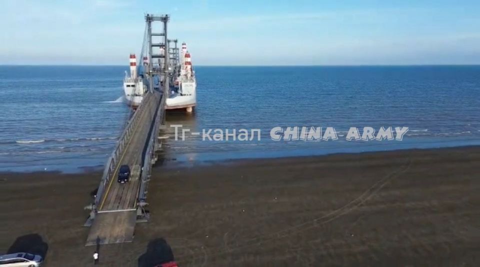 Появились новые кадры десантных барж Китая типа «Шуйцяо»
