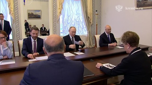 В рамках Петербургского международного экономического форума состоялась встреча президента России Владимира Путина с главой Нового банка развития (НБР), учреждённого странами БРИКС, Дилмой Роуссефф