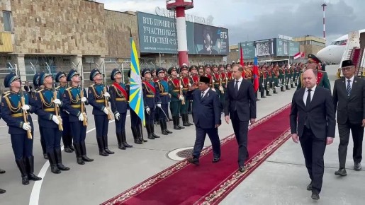 Мантуров встретил президента Индонезии Прабово Субианто в аэропорту Петербурга