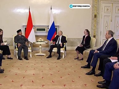В Константиновском дворце в Стрельне начались переговоры между Президентом России Владимиром Путиным и Президентом Индонезии Прабово Субианто, который приехал в Россию с официальным визитом