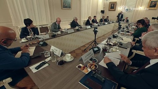 Президент России готов встречаться с Зеленским на завершающем этапе урегулирования, но есть вопрос, кто будет подписывать документы от Киева, учитывая нелегитимность режима