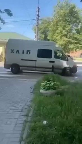 &quot;Бусики&quot; Людоловов разъезжают по улицам с надписью &quot;Хлеб&quot; на борту