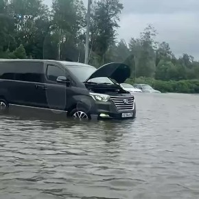 Все машины превратились в лодки в посёлке Солнечное Курортного района — этим утром там не существует сухого асфальта