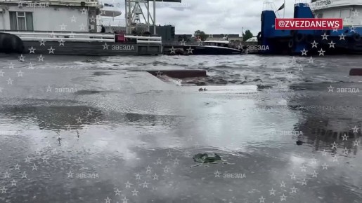 Первые жертвы урагана в Петербурге — пострадали два человека, на людей рухнули деревья