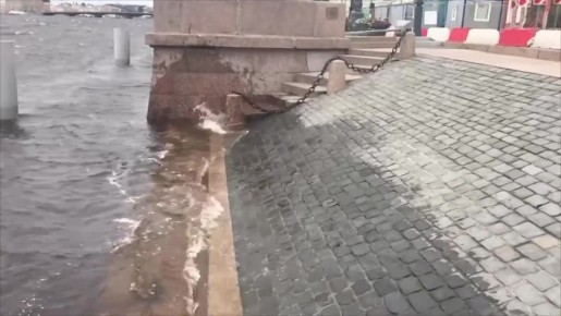 В Питере наводнение. Машины уходят под воду, городскую дамбу закрыли из-за максимального уровня воды — 180 сантиметров