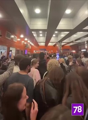 Пробки в центре и песни в метро: такая транспортная ситуация сложилась субботним вечером