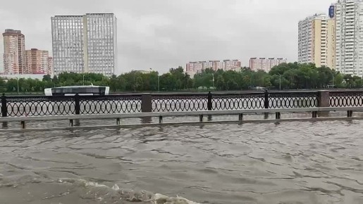 Обстановка в Москве. Из-за сильных ливней многие улицы превратились в настоящие реки