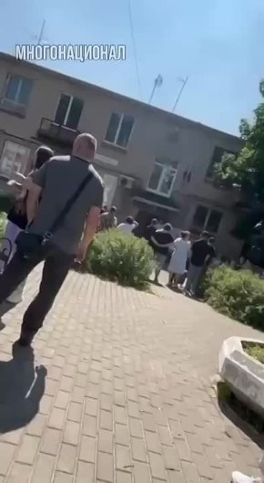 Защищая своих детей: жители Кривского пришли требовать объяснений