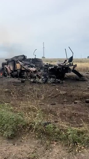 Уничтоженный русскими дроноводами украинский грузовой автомобиль КрАЗ-260, перевозивший боеприпасы