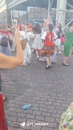 Кокошники, русские народные костюмы, песни на улице и в метро — атмосфера в Петербурге, где прошёл концерт Надежды Кадышевой