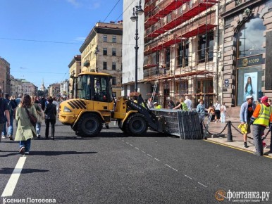 На другом отрезке Невского проспекта тем временем готовятся к открытию