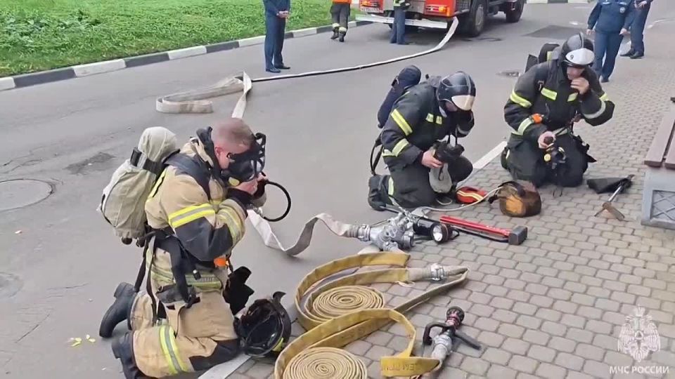 Тушить пожар, спасать, спасаться учились на Средне-Невском судостроительном заводе в ходе пожарно-тактических учений