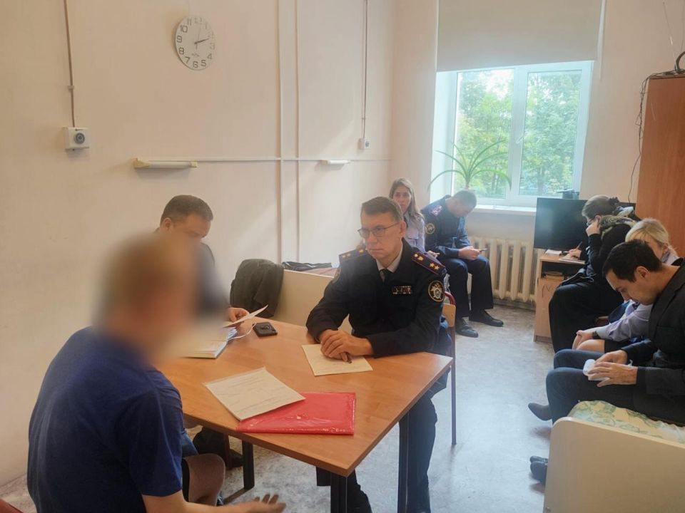 В Кировске руководитель СУ СК России по Ленинградской навестил участников СВО, проходящих лечение в больнице