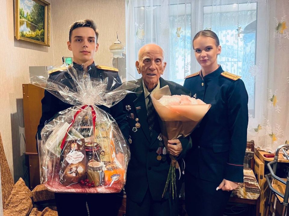 Сотрудники ГСУ СК России по городу Санкт-Петербургу поздравили пенсионеров с Международным Днем пожилого человека