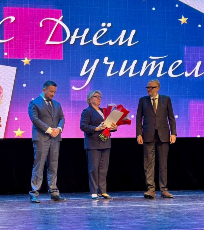 Виталий Милонов вместе с помощником-муниципальным депутатом МО Шушары Михаилом Ветровым поздравил учителей Пушкинского района с профессиональным праздником!