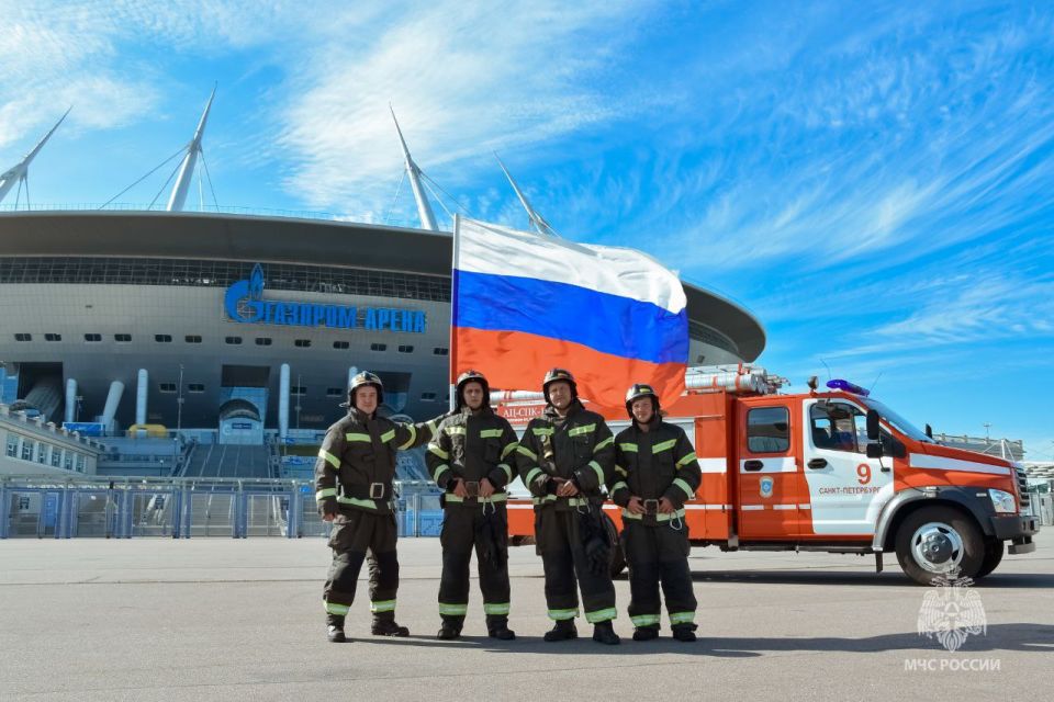 Доброго утра понедельника и заряда бодрости на всю предстоящую неделю желают нам #петербургскиеспасатели