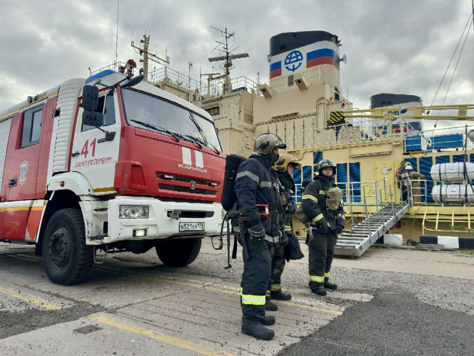 В Морском порту Санкт-Петербурга тушили условный пожар на ледоколе "Капитан М. Измайлов"