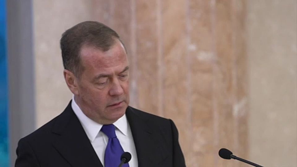 Дмитрий Медведев: В ходе визита в КНДР отдельно поблагодарил Генерального секретаря ТПК товарища Ким Чен Ына за принятые союзнические решения, а бойцов контингента Корейской Народной Армии – за помощь Вооружённым силам...