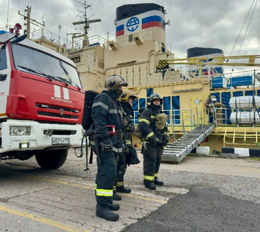 В Санкт-Петербурге огнеборцы МЧС России тушили условный пожар на ледоколе