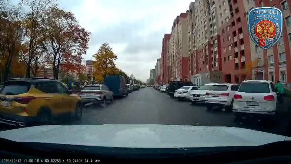 13 октября 2025 года в 11 часов 10 минут поступило сообщение о пьяном водителе, который в районе дома 34 по Комендантскому проспекту совершил ДТП
