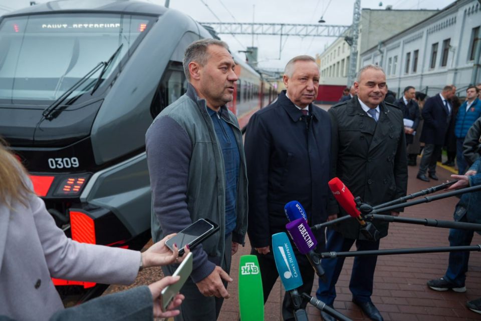 Александр Бельский и Александр Беглов осмотрели новую железнодорожную станцию «Новая Лахта»