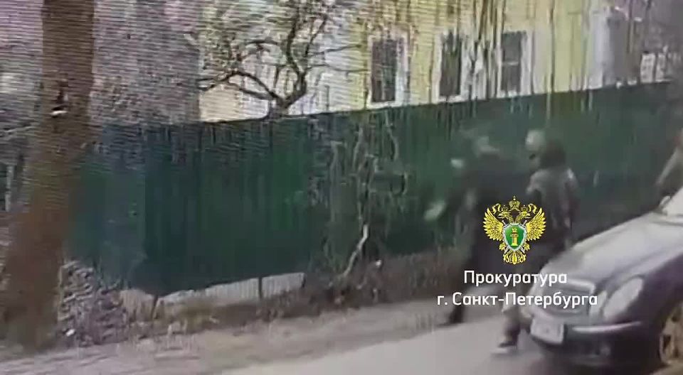 Четверо мужчин похитили знакомого и удерживали в квартире