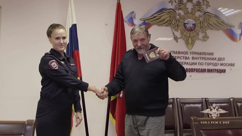 Ирина Волк: В Москве полицейские вручают паспорт гражданина Российской Федерации пенсионеру, выдворенному латвийскими властями