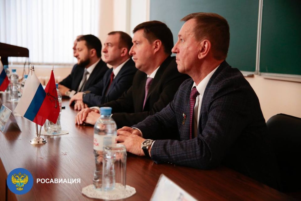 Далее по программе — самая ожидаемая часть — открытый диалог руководителей отрасли с будущими авиаторами Далее по программе — самая ожидаемая часть — открытый диалог руководителей отрасли с будущими авиаторами