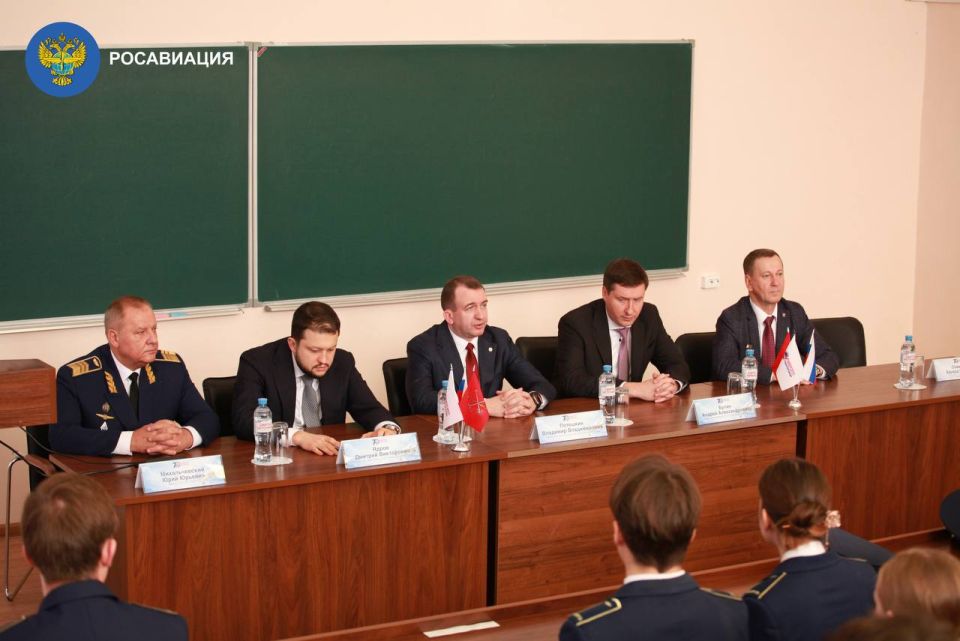 Далее по программе — самая ожидаемая часть — открытый диалог руководителей отрасли с будущими авиаторами