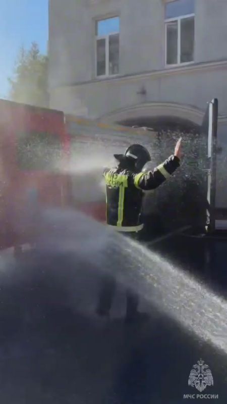 Счастливого пути пожелали #петербургскиеспасатели своим коллегам - водителям больших красных машин