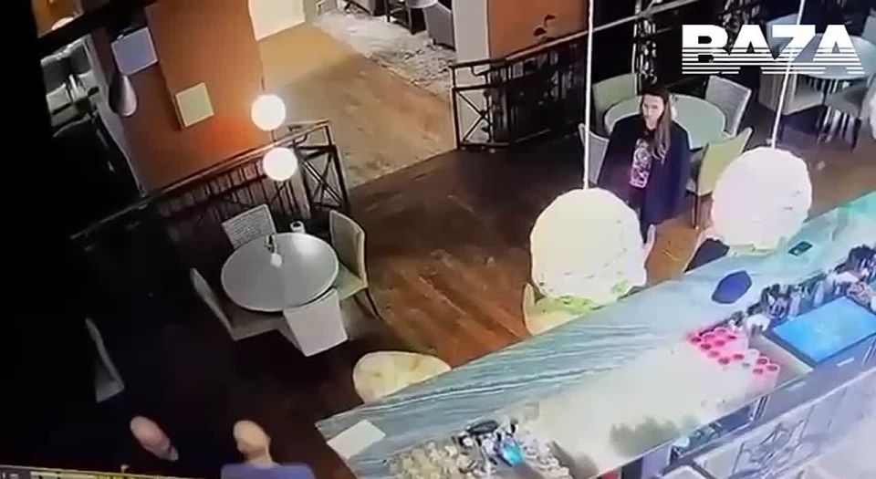 Видео потасовки с участием замгубернатора Вологодской области в ресторане при петербургском отеле: Иван Иноземцев был в заведении вместе с сыном и женой и вмешался в драку между двумя другими посетителями - Baza