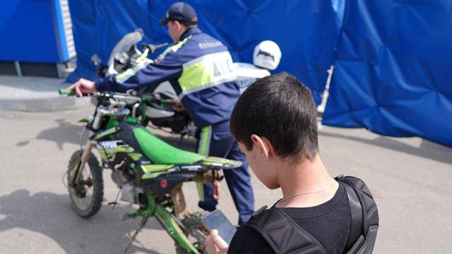 Правительство России поддержало предложения по введению в ПДД запрета на эксплуатацию питбайков на дорогах общего пользования и наказанию для взрослых за передачу питбайков детям в КоАП РФ