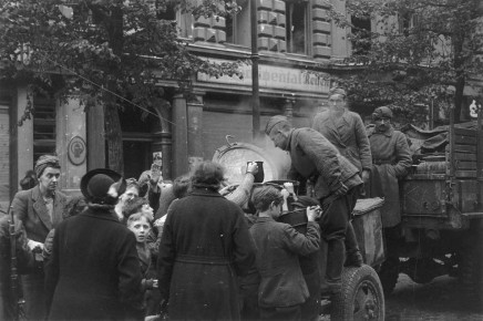 20 октября 1944. 500 тонн муки для передачи населению Чехословакии и помощь Польше