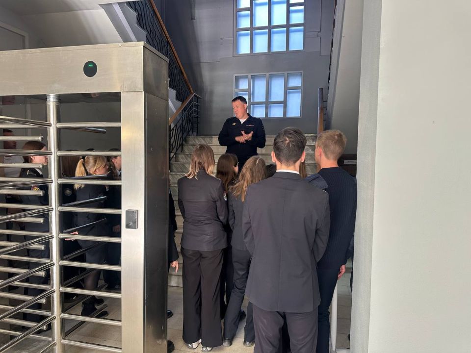 Хабаровские транспортные полицейские провели для студентов экскурсию по линейному управлению