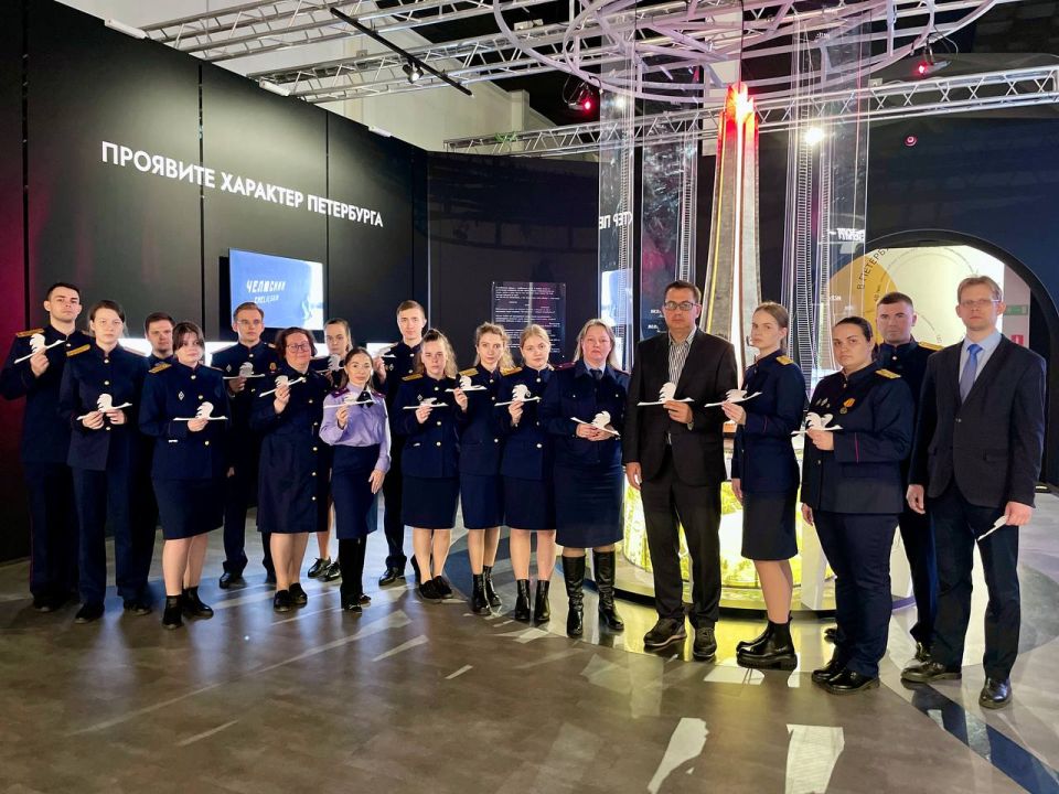 Сотрудники Главного следственного управления СК России по городу Санкт-Петербургу в рамках проведения акции памяти павших воинов России «Дни белых журавлей» посетили исторический парк «Россия - моя история»