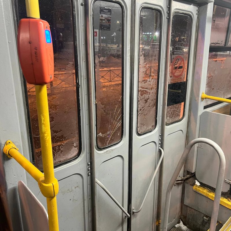 Перед судом предстанет пассажир трамвая, разбивший стекло двери